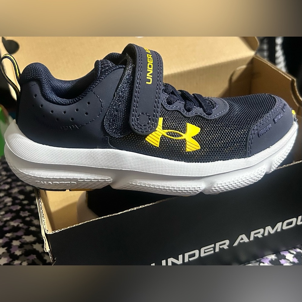 NWT UNDER ARMOUR  Kids' Navy and Gold Athletic Sneaker Shoe Size 11 K
